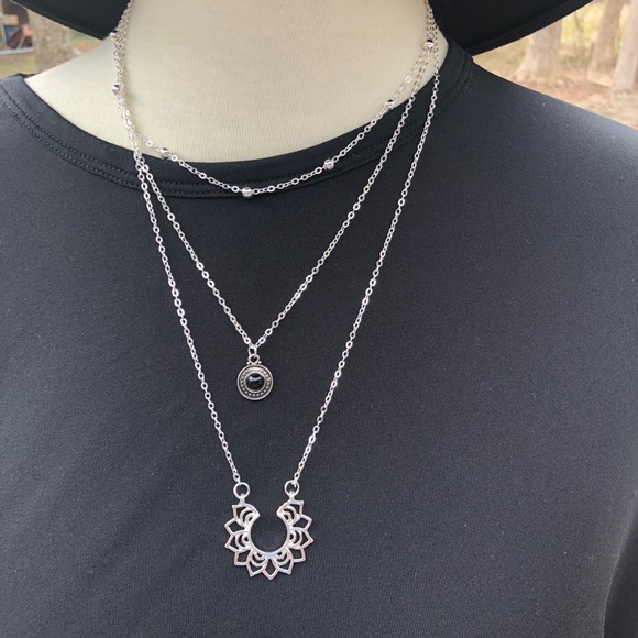 Lotus Multilayered necklace - Picture 4 of 13